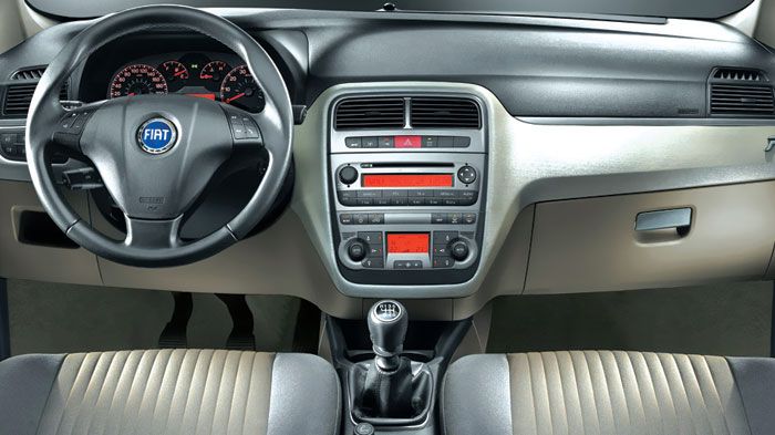 Η νεανική εικόνα του Fiat Grande Punto έχει συνέχεια και στο  ευρύχωρο εσωτερικό,  όπου η ποιότητα κατασκευής είναι απόλυτα ικανοποιητική.